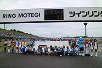 トヨタ くま吉 レース前のグリッド上での集合写真に参加