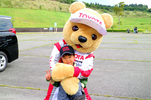 トヨタ くま吉 RK JAPANキャップの男の子と@ スーパーフォーミュラ 2015年 第5戦 オートポリス