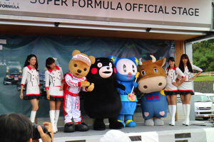 トヨタ くま吉 コンパニオンとキャラクターステージに登壇@ スーパーフォーミュラ 2015年 第5戦 オートポリス
