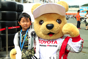 トヨタ くま吉 neweraTシャツの男の子と@ スーパーフォーミュラ 2015年 第5戦 オートポリス