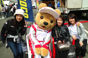 トヨタ くま吉 KONDOracingファンの女性3人と@ スーパーフォーミュラ 2015年 第5戦 オートポリス