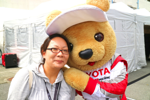 トヨタ くま吉 黒縁眼鏡の女性と@ スーパーフォーミュラ 2015年 第5戦 オートポリス