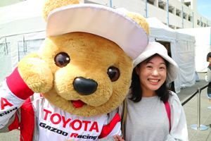 トヨタ くま吉 白い帽子の女性と@ スーパーフォーミュラ 2015年 第5戦 オートポリス