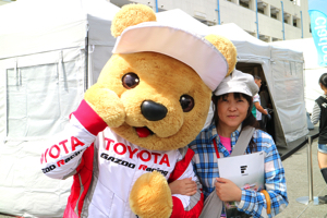 トヨタ くま吉 青チェックシャツの女性と@ スーパーフォーミュラ 2015年 第5戦 オートポリス