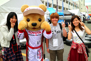 トヨタ くま吉 ピースサインの女性3人と@ スーパーフォーミュラ 2015年 第5戦 オートポリス