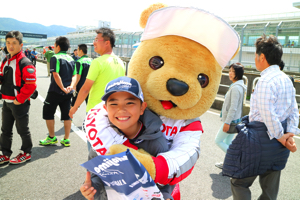 トヨタ くま吉 nakajimaレーシングファンの男の子と@ スーパーフォーミュラ 2015年 第5戦 オートポリス