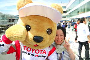 トヨタ くま吉 レイブリックネックストラップの女性と@ スーパーフォーミュラ 2015年 第5戦 オートポリス