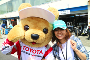 トヨタ くま吉 PETRONASキャップの女性と@ スーパーフォーミュラ 2015年 第5戦 オートポリス