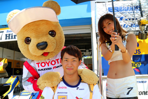 トヨタ くま吉 チームルマンの平川選手とコンパニオンと@ スーパーフォーミュラ 2015年 第5戦 オートポリス