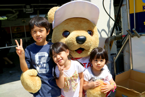 トヨタ くま吉 サッカーTシャツの3人兄妹と@ スーパーフォーミュラ 2015年 第5戦 オートポリス