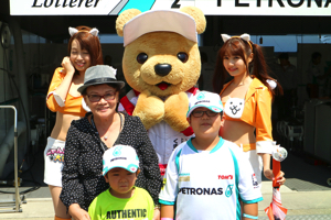 トヨタ くま吉 TOM'Sファンの3人親子とコンパニオンと@ スーパーフォーミュラ 2015年 第5戦 オートポリス