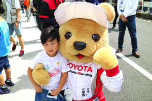 トヨタ くま吉 フェラーリTシャツの男の子と@ スーパーフォーミュラ 2015年 第5戦 オートポリス