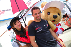 トヨタ くま吉 オリベイラ選手とコンパニオンと@ スーパーフォーミュラ 2015年 第5戦 オートポリス