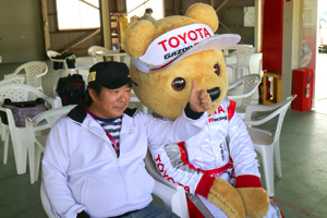 トヨタ くま吉 ワークキャップの男性と@ スーパーフォーミュラ 2015年 第5戦 オートポリス