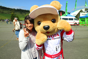 トヨタ くま吉 水色リストバンドの女性と@ スーパーフォーミュラ 2015年 第5戦 オートポリス