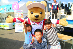 トヨタ くま吉 チェック柄とボーダー柄の3人兄妹と@ スーパーフォーミュラ 2015年 第5戦 オートポリス