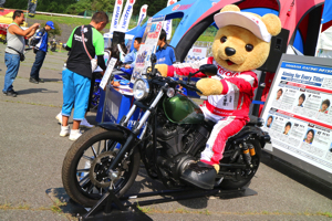 トヨタ くま吉 ヤマハのバイクにまたがる@ スーパーフォーミュラ 2015年 第5戦 オートポリス