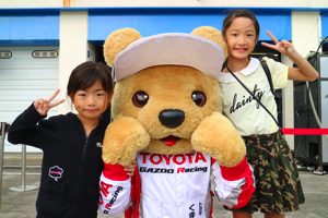 トヨタ くま吉 迷彩柄スカートの姉妹と@ スーパーフォーミュラ 2015年 第5戦 オートポリス