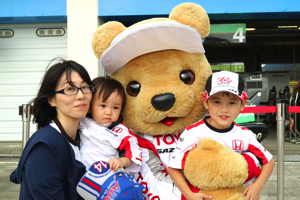 トヨタ くま吉 佐藤琢磨ファンの3人親子と@ スーパーフォーミュラ 2015年 第5戦 オートポリス