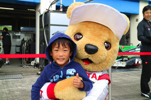トヨタ くま吉 青パーカの男の子と@ スーパーフォーミュラ 2015年 第5戦 オートポリス