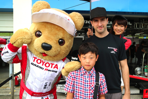 トヨタ くま吉 カルダレッリ選手とチェックシャツの少年と@ スーパーフォーミュラ 2015年 第5戦 オートポリス