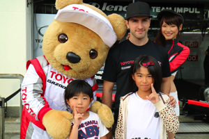 トヨタ くま吉 カルダレッリ選手とファンの姉妹と@ スーパーフォーミュラ 2015年 第5戦 オートポリス