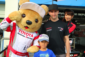 トヨタ くま吉 カルダレッリ選手と青Tシャツの少年と@ スーパーフォーミュラ 2015年 第5戦 オートポリス