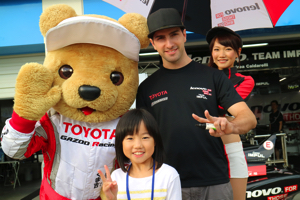 トヨタ くま吉 カルダレッリ選手と白黄シャツの少女と@ スーパーフォーミュラ 2015年 第5戦 オートポリス