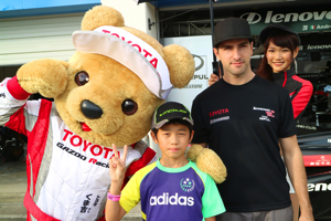 トヨタ くま吉 カルダレッリ選手とアディダス少年と@ スーパーフォーミュラ 2015年 第5戦 オートポリス