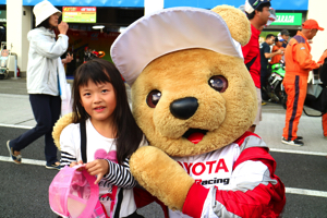 トヨタ くま吉 ピンクのメッシュキャップの女の子と@ スーパーフォーミュラ 2015年 第5戦 オートポリス