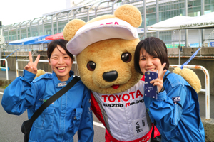 トヨタ くま吉 青つなぎの女性2人と@ スーパーフォーミュラ 2015年 第5戦 オートポリス
