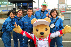 トヨタ くま吉 オートポリススタッフの方々と@ スーパーフォーミュラ 2015年 第5戦 オートポリス