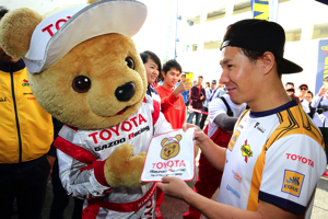 トヨタ くま吉 くま吉タオルを可夢偉選手にプレゼント@ スーパーフォーミュラ 2015年 第5戦 オートポリス