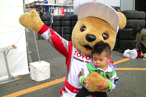 トヨタ くま吉 バズライトイヤーパーカの男の子と@ スーパーフォーミュラ 2015年 第5戦 オートポリス