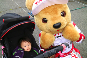 トヨタ くま吉 ベビーカーの女の子と@ スーパーフォーミュラ 2015年 第5戦 オートポリス