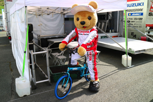 トヨタ くま吉 KCMG仕様の折りたたみ自転車に乗る@ スーパーフォーミュラ 2015年 第5戦 オートポリス