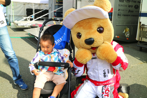 トヨタ くま吉 チェックシャツのベビーカーの男の子と@ スーパーフォーミュラ 2015年 第5戦 オートポリス