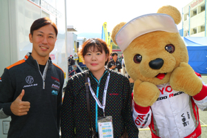 トヨタ くま吉 石浦選手とファンの女性と@ スーパーフォーミュラ 2015年 第5戦 オートポリス