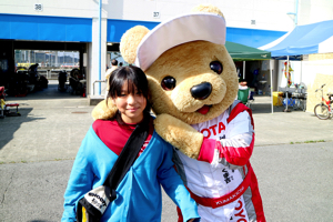 トヨタ くま吉 水色カーディガンの女の子と@ スーパーフォーミュラ 2015年 第5戦 オートポリス