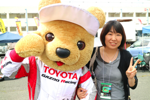 トヨタ くま吉 黒カーディガンの女性と@ スーパーフォーミュラ 2015年 第5戦 オートポリス