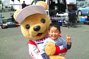 トヨタ くま吉 重ね着の男の子と@ スーパーフォーミュラ 2015年 第5戦 オートポリス