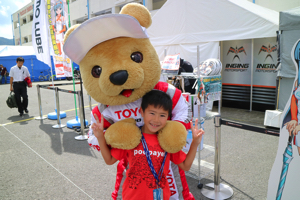 トヨタ くま吉 ミニオンズTシャツの男の子と@ スーパーフォーミュラ 2015年 第5戦 オートポリス