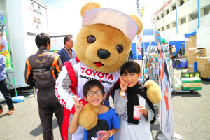 トヨタ くま吉 青Tシャツの姉弟と@ スーパーフォーミュラ 2015年 第5戦 オートポリス