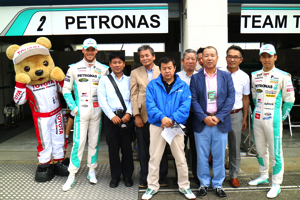 トヨタ くま吉 TOM'Sのガレージ前での集合写真に参加@ スーパーフォーミュラ 2015年 第5戦 オートポリス