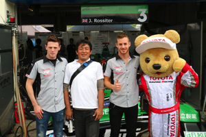 トヨタ くま吉 KONDOracingのドライバー2人とファンの男性と@ スーパーフォーミュラ 2015年 第5戦 オートポリス
