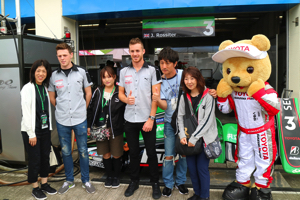 トヨタ くま吉 KONDOracingのドライバー2人とファンの男女4人と@ スーパーフォーミュラ 2015年 第5戦 オートポリス