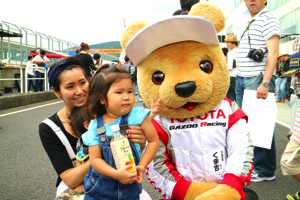 トヨタ くま吉 フルーツオレを持った3人親子と@ スーパーフォーミュラ 2015年 第5戦 オートポリス