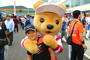 トヨタ くま吉 NIKEキャップの少年と@ スーパーフォーミュラ 2015年 第5戦 オートポリス
