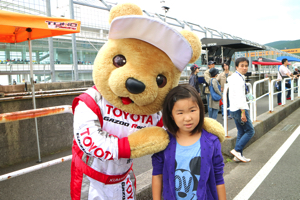 トヨタ くま吉 紫パーカの女の子と@ スーパーフォーミュラ 2015年 第5戦 オートポリス
