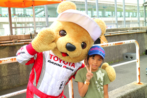 トヨタ くま吉 アディダスキャップの女の子と@ スーパーフォーミュラ 2015年 第5戦 オートポリス